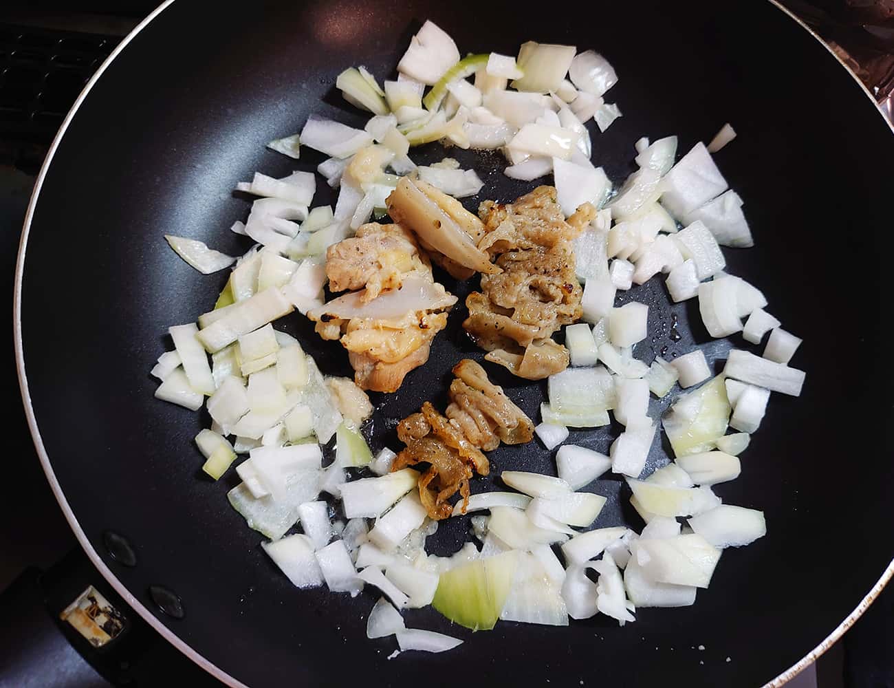 玉ねぎを軽く炒め、鶏串の具材を入れて更に炒める。