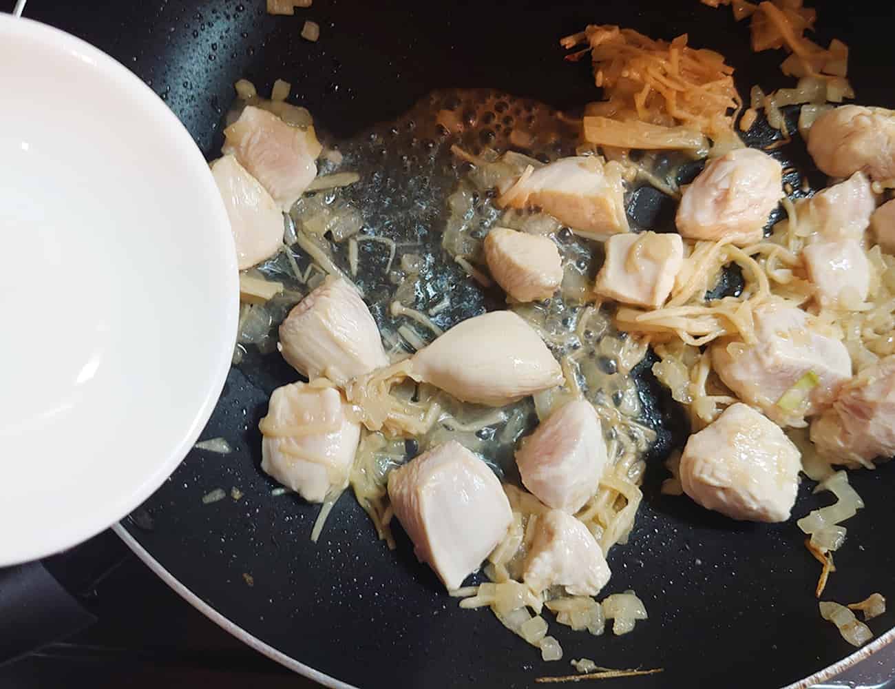 鶏胸肉を入れて軽く炒める。白っぽくなったら、酒を入れ蓋をし、弱火で5分蒸し焼きにし、鶏胸肉に火を通す。