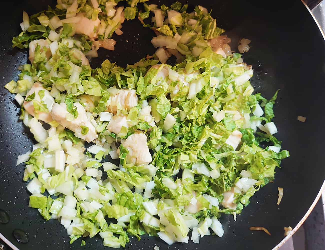 白菜を入れて、塩・胡椒で薄めに味をつけて炒める。