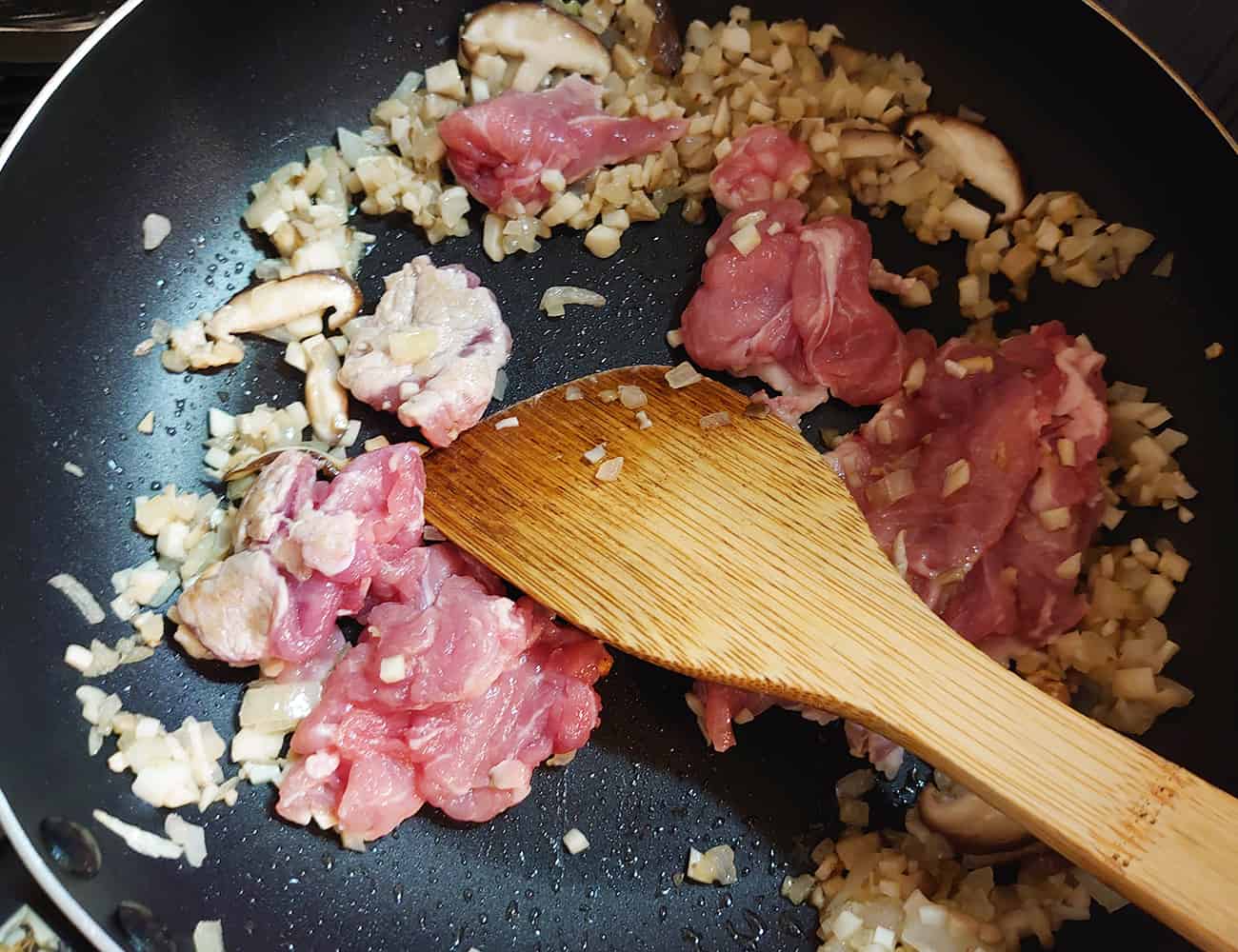 椎茸がしんなりしてきたら、豚肉を入れて更に炒める。