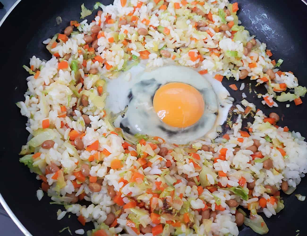真ん中をドーナツ状にあけ、ごま油大さじ1と卵を割り入れる。