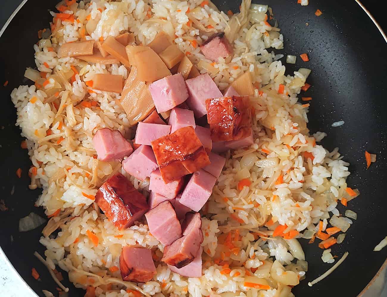 焼豚、メンマを入れて炒め合わせる。味を見て、薄い場合は醤油で調節する。