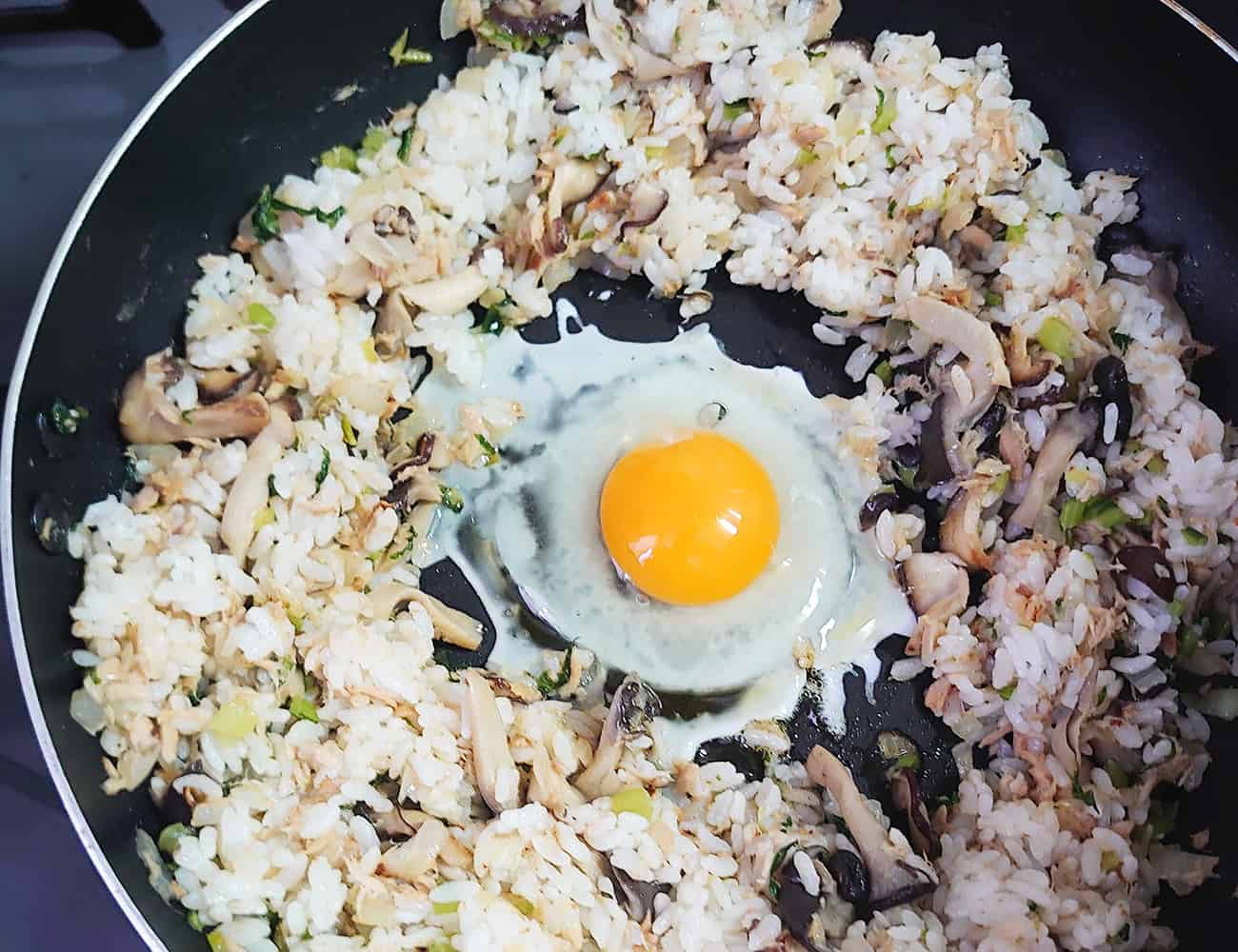 フライパンの中央をあけて、サラダオイル大さじ1を入れ、卵を割り入れる。