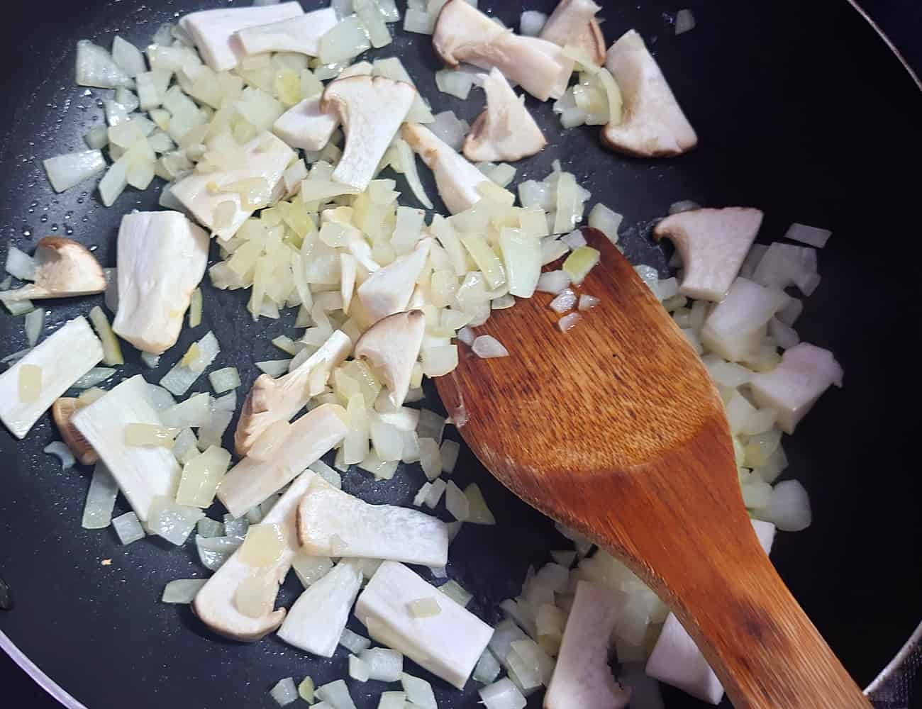 玉ねぎが透き通ってきたら、エリンギを入れて炒める。