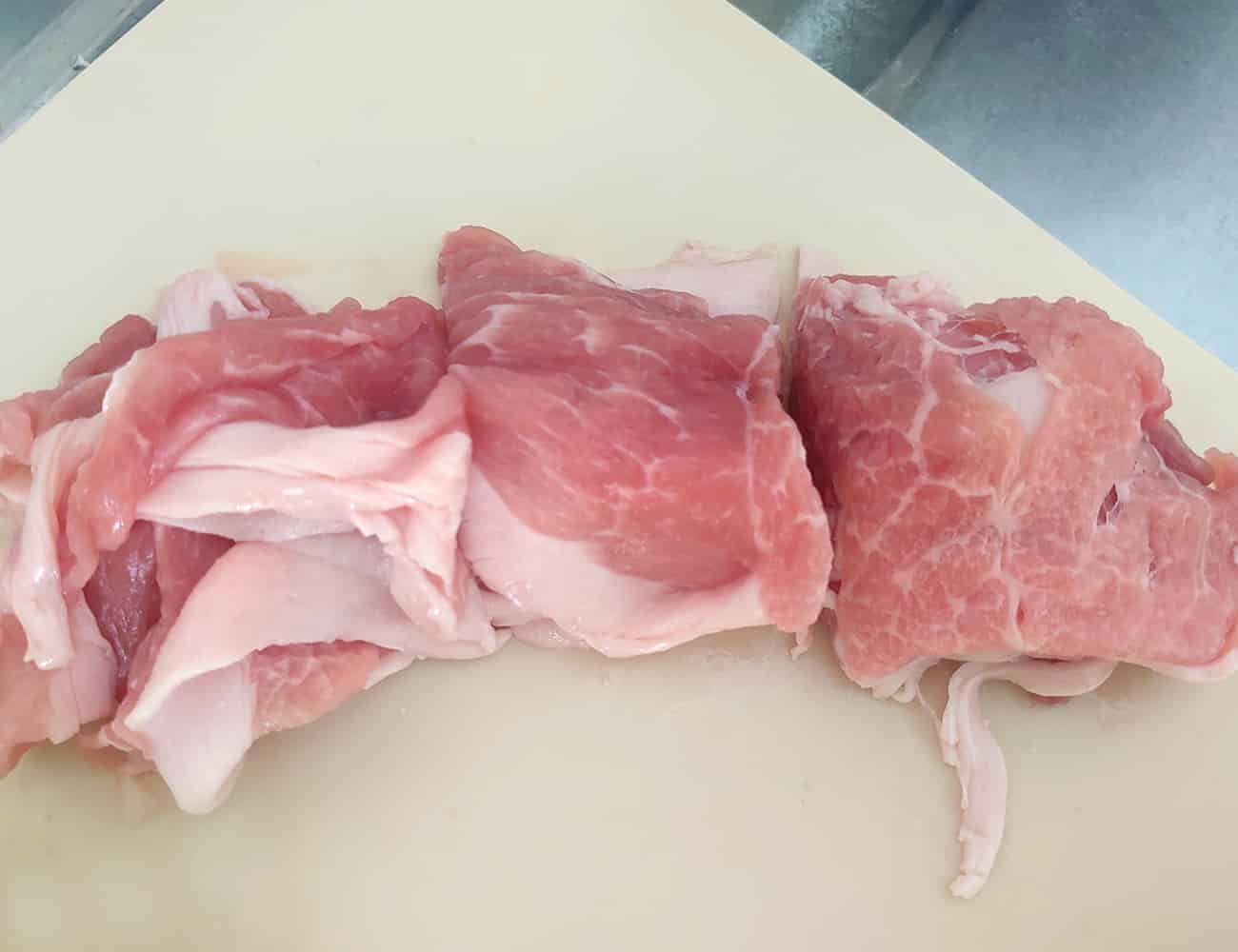 豚肉は食べやすいい大きさに切る。