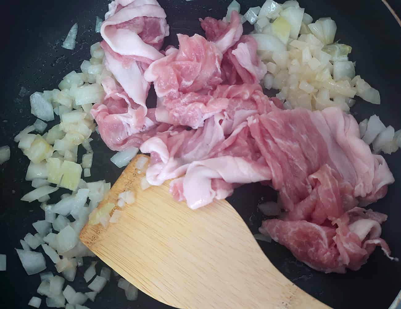 玉ねぎが透き通ってきたら、豚肉を入れて炒める。